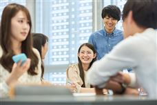 仲間と会話をする大学生